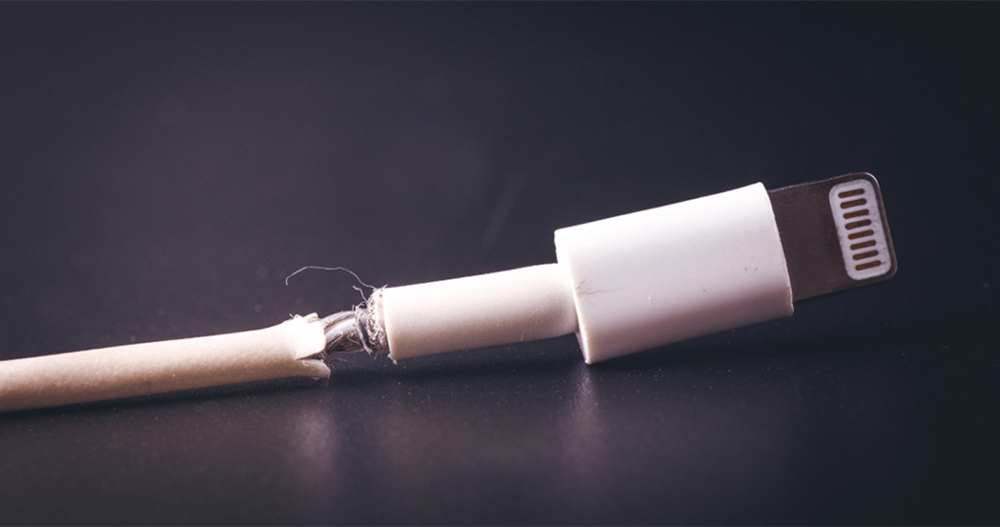 📘 آموزش تست سلامت کابل و شارژر با روش‌های ساده  کابل و شارژر یکی از پرمصرف‌ترین لوازم الکترونیکی هستند و به‌دلیل استفاده روزانه، بیشتر از هر وسیله‌ای در معرض خرابی قرار می‌گیرند. کند شارژ شدن، قطع و وصل جریان، یا داغ شدن بیش از حد گوشی معمولاً اولین نشانه‌های مشکل در کابل یا آداپتور هستند. در این راهنما با چند روش ساده و کاملاً کاربردی می‌توانید سلامت کابل و شارژر خود را بررسی کنید.  کابل و شارژر    🔍 ۱. تست ظاهری کابل و شارژر  در قدم اول ظاهر کابل را بررسی کنید:  خم‌شدگی شدید در نزدیکی سوکت‌ها  پوسته‌پوسته شدن روکش  شل بودن کانکتور  تغییر رنگ سوکت‌ها (نشانه اکسید شدن)  اگر هرکدام از این موارد وجود داشته باشد، کابل احتمالاً سلامت کامل ندارد.  نکته: کابل‌های دارای روکش کنفی یا TPE فشرده معمولاً بسیار دیرتر آسیب می‌بینند. برای مثال کابل‌های سری TCC تسکو به دلیل روکش تقویت‌شده، در برابر پیچ‌خوردگی و فشار مقاوم‌تر هستند.    ⚡ ۲. تست سرعت شارژ با یک گوشی یا پاوربانک دیگر  بسیاری از کاربران تصور می‌کنند مشکل از گوشی آن‌هاست، در حالی که تنها با تست کابل روی یک دستگاه دیگر می‌توانند سریع تشخیص دهند:  اگر روی هر دو دستگاه شارژ کند است ⇒ مشکل از کابل  اگر روی یکی از دستگاه‌ها کند است ⇒ احتمال مشکل نرم‌افزاری در گوشی  این روش یکی از سریع‌ترین راه‌های تشخیص خرابی کابل است.    🔌 ۳. تست کابل با اپلیکیشن‌های اندازه‌گیری جریان  در گوشی‌های اندرویدی می‌توانید از برنامه‌های زیر استفاده کنید:  Ampere  AccuBattery  Ampere Pro  این برنامه‌ها مقدار جریان ورودی را نشان می‌دهند. اگر عدد بسیار پایین باشد (مثلاً کمتر از 500 میلی‌آمپر)، دو احتمال وجود دارد:  کابل آسیب دیده  آداپتور یا پورت USB مشکل دارد  نکته مهم: کابل‌هایی که از قابلیت Fast Charge پشتیبانی می‌کنند، معمولاً حداقل 2A جریان عبور می‌دهند. برخی کابل‌های تسکو مانند TCC 188 در تست‌ها به‌راحتی جریان 2.4A را منتقل می‌کنند.    🔥 ۴. تست داغ شدن کابل یا آداپتور  لمس ساده کابل می‌تواند وضعیت سلامت آن را مشخص کند:  گرمای کم طبیعی است.  گرمای زیاد یا نقطه‌ای نشانه اتصال یا مقاومت داخلی کابل است.  حتی اگر کابل هنوز شارژ کند، داغ شدن آن نشان می‌دهد که در آستانه خرابی قرار دارد.    🧪 ۵. تست انتقال دیتا در لپ‌تاپ  کابل سالم باید بتواند فایل جابه‌جا کند. اگر:  گوشی شناسایی نمی‌شود  فایل کپی نمی‌شود  اتصال مدام قطع و وصل می‌شود  این یعنی هسته‌های داخلی کابل آسیب دیده‌اند، حتی اگر هنوز شارژ کند.  بسیاری از کابل‌های جدید تسکو مانند TCC 180 علاوه‌بر شارژ سریع، انتقال داده پایدار نیز ارائه می‌دهند و دقیقاً برای همین مشکل رایج طراحی شده‌اند.    🔋 ۶. تست آداپتور شارژر  گاهی مشکل از کابل نیست و آداپتور دچار نقص شده است. برای بررسی:  آداپتور را با یک کابل دیگر تست کنید  به خروجی درج‌شده روی آداپتور دقت کنید (مثلاً 5V/2A)  اگر خروجی واقعی کمتر از مقدار درج‌شده باشد، آداپتور مشکل دارد  برای جلوگیری از این مشکلات، آداپتورهای تسکو به‌صورت استاندارد با محافظت‌های OVP، OCP و SCP طراحی می‌شوند که از نوسان جریان جلوگیری می‌کند.    🧩 ۷. نشانه‌های قطعی خرابی کابل  اگر این موارد را مشاهده کردید، حتماً کابل را تعویض کنید:  شارژ قطع و وصل می‌شود  گوشی تنها در یک زاویه خاص شارژ می‌شود  گوشی داغ می‌کند  پورت USB لق می‌شود  استفاده از کابل خراب، علاوه‌بر کاهش سرعت شارژ، باعث آسیب به پورت گوشی نیز می‌شود.    ⭐ جمع‌بندی  تست سلامت کابل و شارژر کار پیچیده‌ای نیست و با چند روش ساده می‌توانید وضعیت آن‌ها را بررسی کنید. اما بهترین راه برای جلوگیری از این مشکلات، استفاده از کابل‌های استاندارد و دارای هسته مسی تقویت‌شده است.  کابل‌های تسکو (TSCO) به دلیل روکش مقاوم، جریان‌دهی واقعی و کیفیت ساخت مناسب، در مقایسه با بسیاری از کابل‌های متفرقه عمر طولانی‌تری دارند و کمتر دچار مشکلاتی مانند قطعی یا نوسان جریان می‌شوند.    سوالات متداول درباره تست سلامت کابل و شارژر    1. از کجا بفهمم کابل شارژ خراب شده است؟  اگر هنگام شارژ، گوشی قطع‌ و وصل می‌شود، سرعت شارژ ناگهان کاهش پیدا می‌کند، گوشی داغ می‌شود یا با تکان دادن کابل فرایند شارژ تغییر می‌کند، احتمال خرابی کابل بسیار زیاد است. همچنین پارگی، خمیدگی شدید و تغییر رنگ کانکتورها از نشانه‌های آسیب هستند. پیشنهاد می‌شود برای اطمینان از یک کابل استاندارد مثل کابل‌های فست شارژ تسکو استفاده کنید.    2. آیا خرابی آداپتور هم می‌تواند باعث شارژ نشدن گوشی شود؟  بله. آداپتورهای بی‌کیفیت یا فرسوده ولتاژ پایداری ارائه نمی‌کنند و ممکن است مانع شارژ صحیح یا موجب آسیب به باتری شوند. برای تست، کافی است گوشی را با یک آداپتور دیگر امتحان کنید. اگر مشکل برطرف شد، آداپتور قبلی معیوب است.    3. آیا نرم‌افزار می‌تواند باعث کندی شارژ شود؟  بله. برخی اپلیکیشن‌ها یا بدافزارها مصرف پس‌زمینه را افزایش می‌دهند و شارژ ظاهراً دیرتر انجام می‌شود. پیشنهاد می‌شود یک‌بار گوشی را در حالت Safe Mode شارژ کنید تا از نبود مشکل نرم‌افزاری مطمئن شوید.    4. کدام روش ساده‌ترین راه برای تست سلامت کابل است؟  اتصال کابل به یک دستگاه دیگر ساده‌ترین و سریع‌ترین روش تشخیص است. همچنین می‌توانید از اپ‌های نمایش دهنده جریان شارژ مانند Ampere استفاده کنید. اگر جریان شارژ با کابل‌های مختلف اختلاف زیادی داشته باشد، مشکل از کابل است.    5. کابل‌های ارزان و بی‌نام چه خطری دارند؟  کابل‌های بی‌کیفیت معمولا انتقال جریان یکنواخت ندارند و علاوه بر آسیب احتمالی به باتری، ممکن است موجب داغ شدن گوشی یا حتی خرابی سوکت شوند. کابل‌های بافته‌شده و مقاوم TSCO به دلیل کیفیت ساخت بالا، این مشکلات را تا حد زیادی کاهش می‌دهند.    6. استفاده از کابل‌های تسکو چه مزیتی نسبت به کابل‌های معمولی دارد؟  کابل‌های تسکو معمولاً دارای:  پوشش مقاوم در برابر پارگی  سرعت شارژ واقعی (Fast Charge و PD)  دوام طولانی‌تر  سازگاری با طیف گسترده‌ای از گوشی‌های اندرویدی هستند و همین موضوع آنها را برای استفاده روزمره بسیار مطمئن‌تر می‌کند.  7. آیا شارژ نشدن گوشی همیشه تقصیر کابل است؟  خیر. مشکلاتی مثل خرابی سوکت شارژ، باتری فرسوده، آپدیت‌های مشکل‌دار یا داغ شدن بیش از حد نیز مانع شارژ می‌شوند. اگر با تعویض کابل (ترجیحاً یک کابل استاندارد مثل تسکو) مشکل حل نشد، باید سایر بخش‌ها بررسی شود.